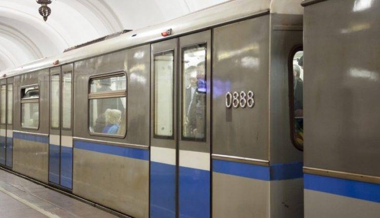На двух линиях московского метро остановлено движение