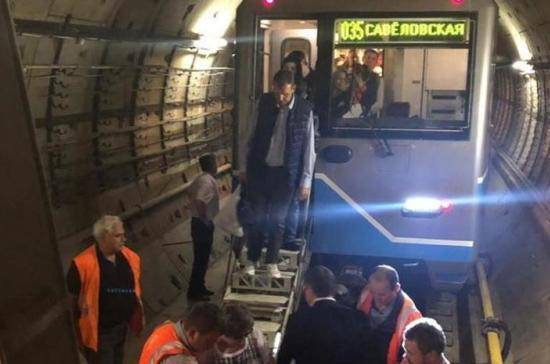 Более тысячи человек застряли в тоннеле московского метро