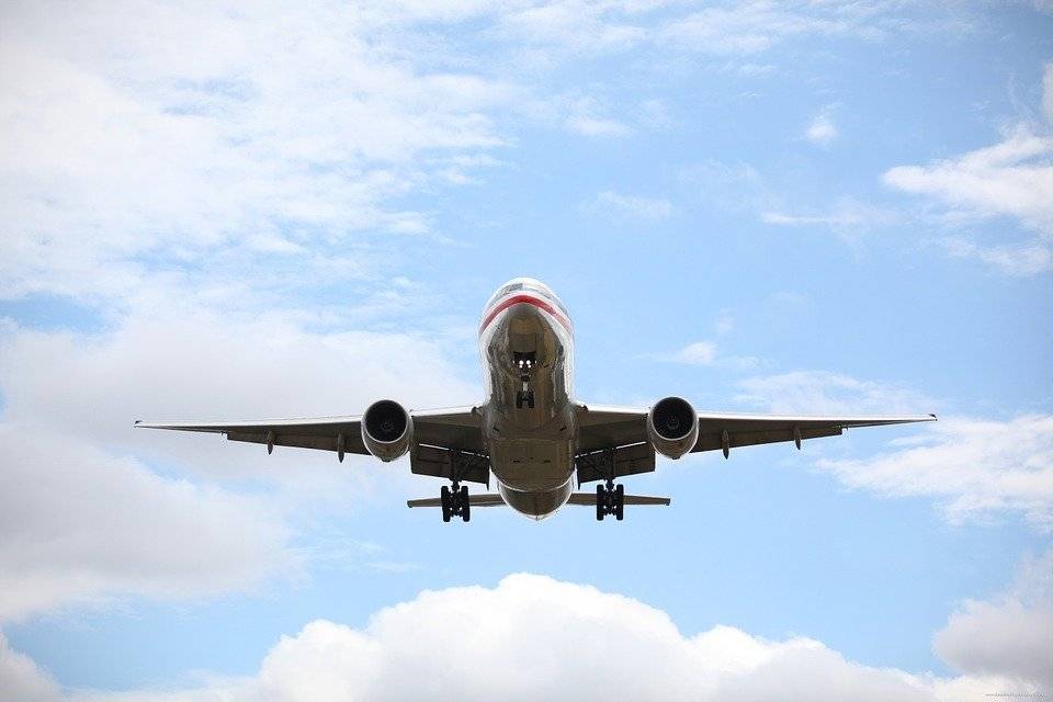 Лайнер авиакомпании «КрасАвиа» вернулся в аэропорт Нового Уренгоя из-за неполадок