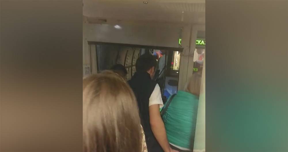 Пассажиры второго застрявшего в метро поезда вышли на станцию