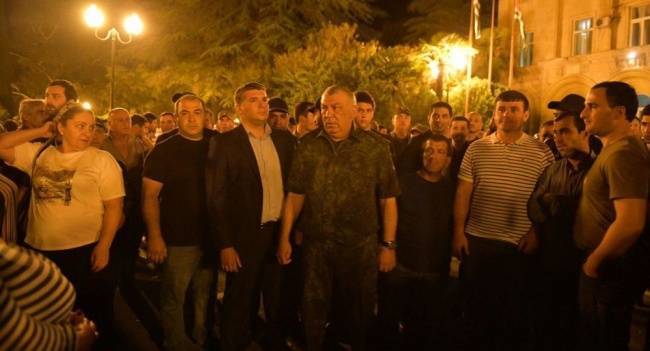 Митингующие расходятся: оппозиция и власти Абхазии договорились о выборах