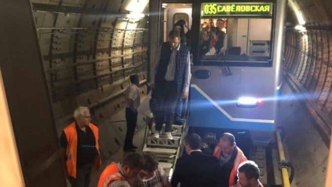 В метро Москвы застряли три поезда. Пассажиров пересаживали прямо в тоннеле