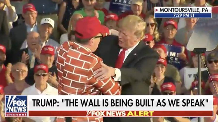 Американец вышел на сцену к Трампу в костюме стены