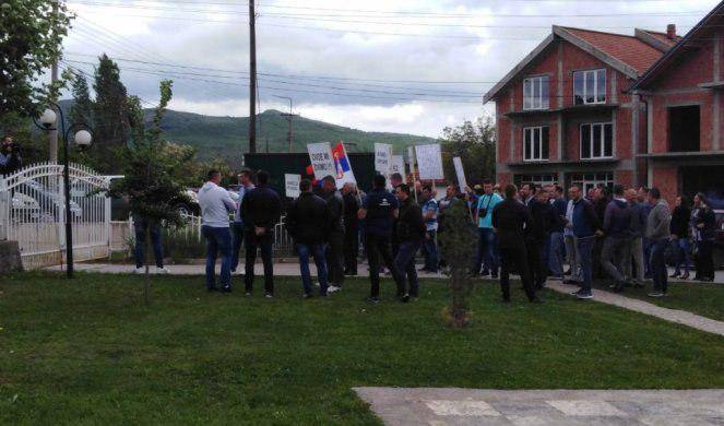 Сербы Косово встретили акцией протеста делегацию майданщиков из Белграда | Политнавигатор