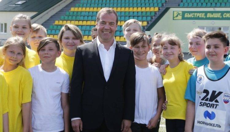Медведев оценил сельские спортобъекты под Воронежем