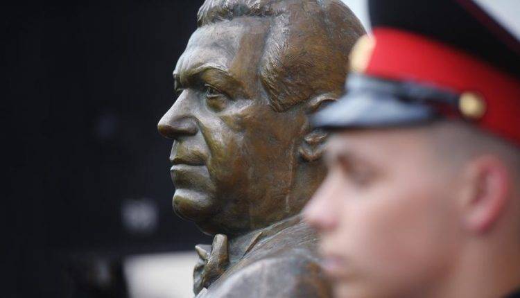 Памятник Кобзону открыли в Москве