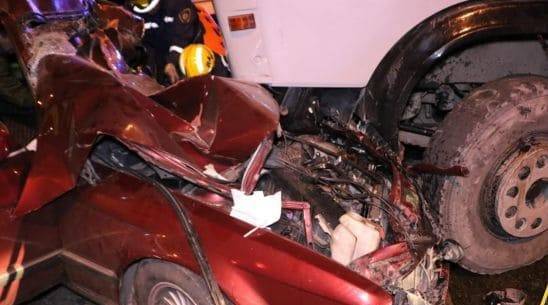 Водителя зажало в BMW после сокрушительного столкновения с КамАЗом в Алматы (фото)