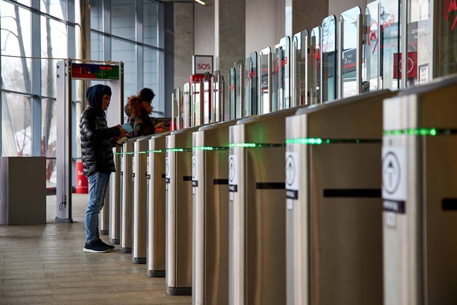 Более 1,3 млн пассажиров бесконтактно оплатили проезд в метро и МЦК в 2019 году