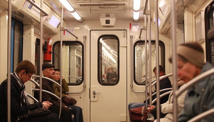 Психолог порекомендовала не уступать пенсионерам место в метро
