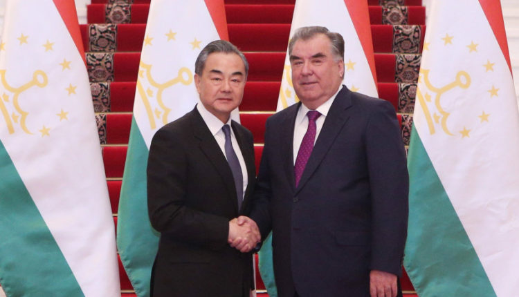 Рахмон встретился с министром иностранных дел Китая Ван И