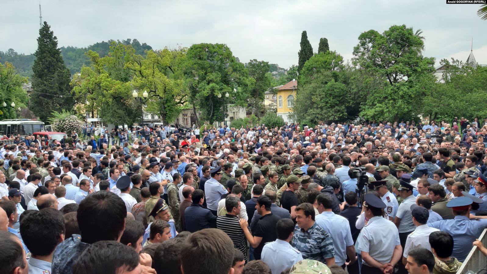 Власти Абхазии договорились с оппозицией о переносе президентских выборов с июля на август