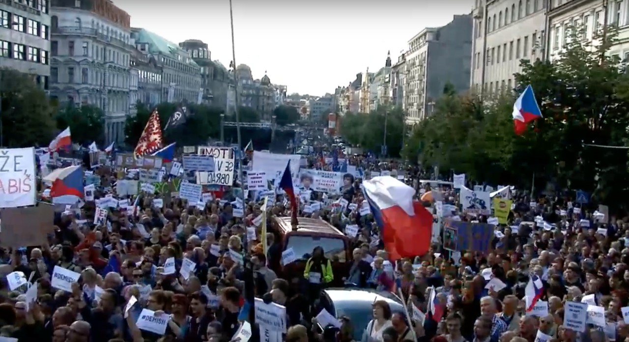 Протесты в Праге: митингующие против отмены должности генпрокурора ради спасения коррумпированного премьера