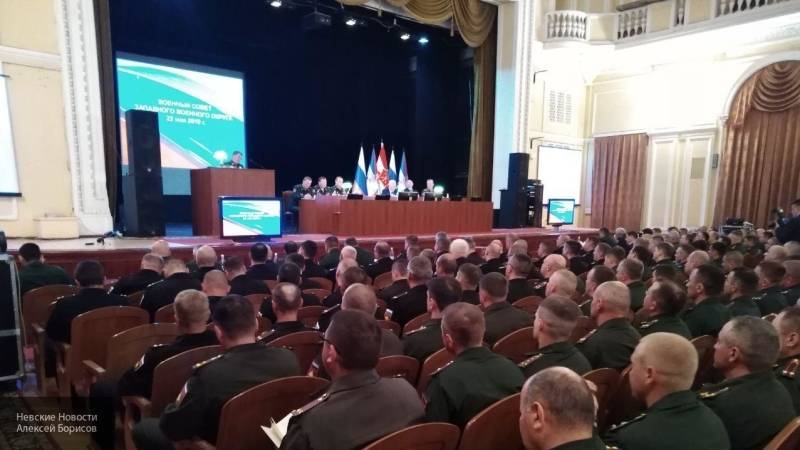 Беглов прибыл на заседание Военного совета ЗВО в Большом зале Дома офицеров