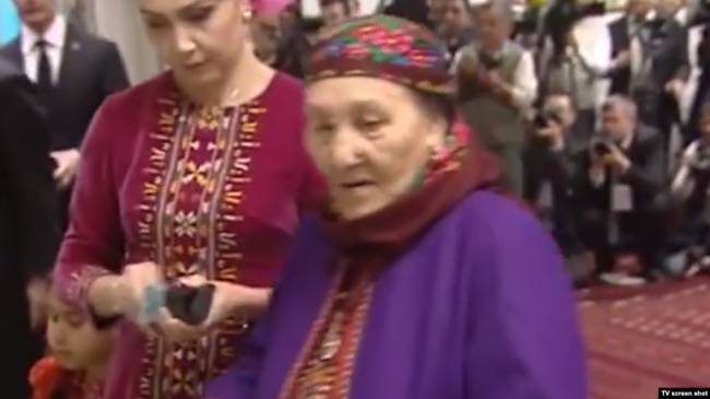 В Туркмении следят за состоянием матери президента Бердымухамедова