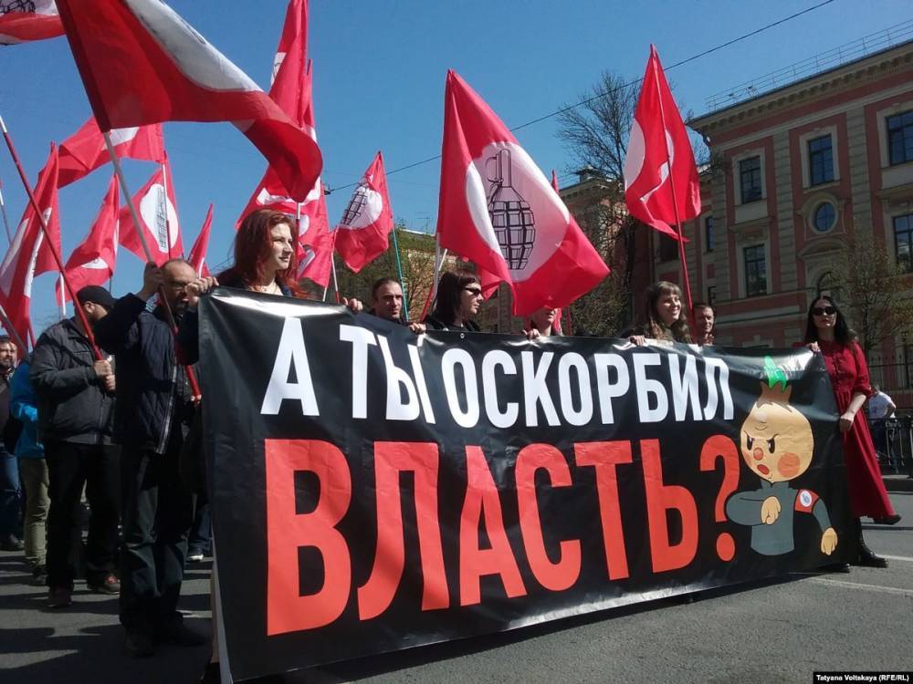 РБК: в КPI для сотрудников Кремля включили протесты и патриотизм