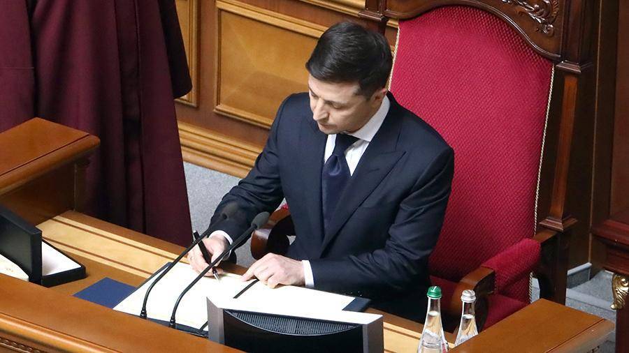 Зеленский раскритиковал бывшее рабочее кресло Порошенко