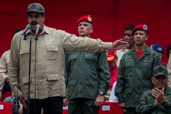 Мадуро призвал военных Венесуэлы задерживать предателей в своих рядах