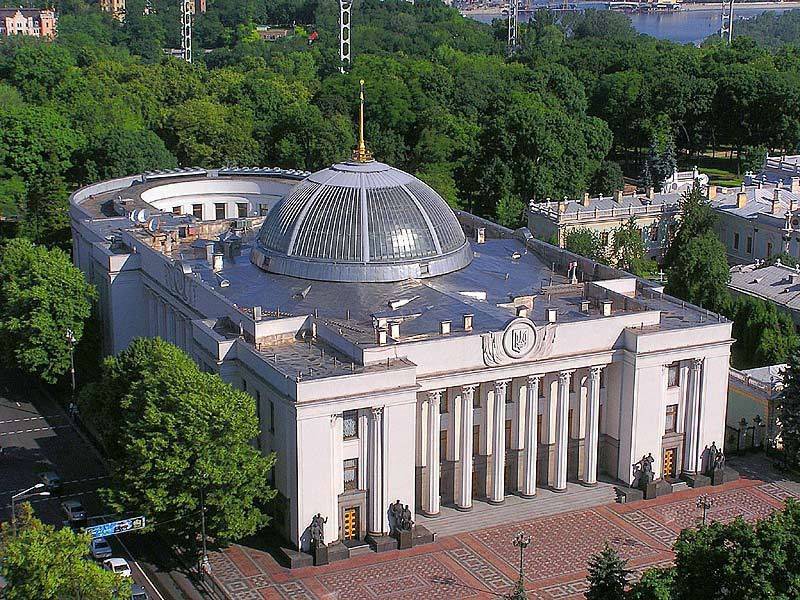 Украинцы выступили за роспуск парламента: 70% граждан довольны решением Зеленского