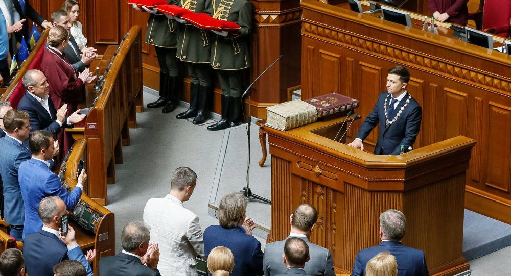 Спикер Верховной рады назвал указ Зеленского о роспуске парламента антиконституционным
