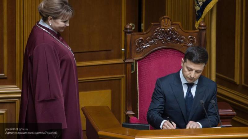 Зеленский назвал неудобным доставшееся от Порошенко президентское кресло
