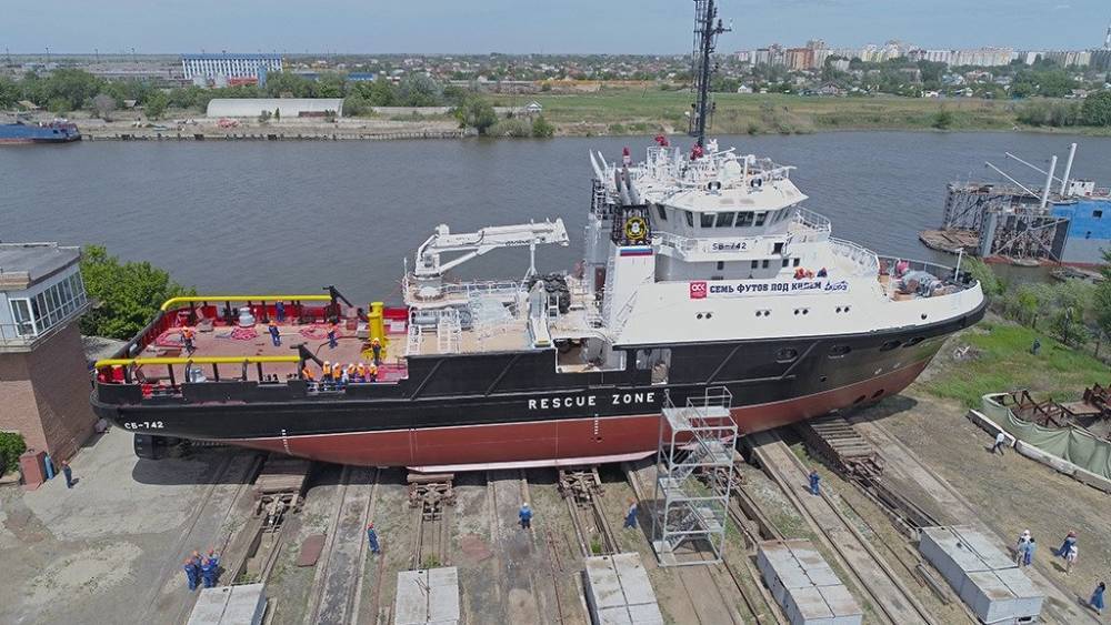 Разработанный для ВМФ РФ спасательный буксир «СБ-742» спущен на воду в Астрахани