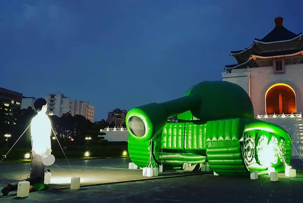На Тайване к годовщине протестов на площади Тяньаньмэнь установили инсталляцию «Человек и танк»