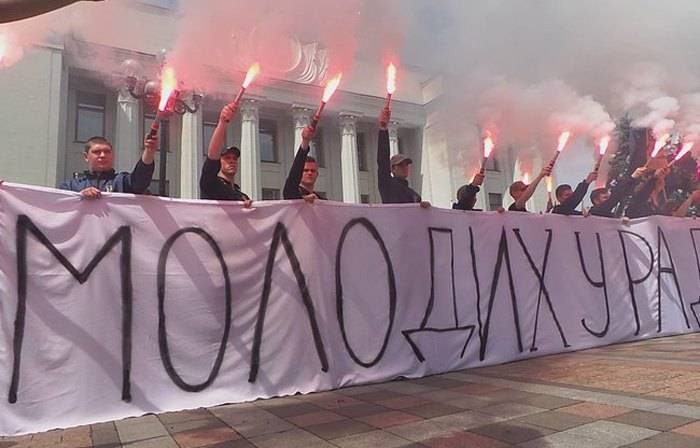 Радикалы у здания Рады требуют не допустить «нового Советского Союза»