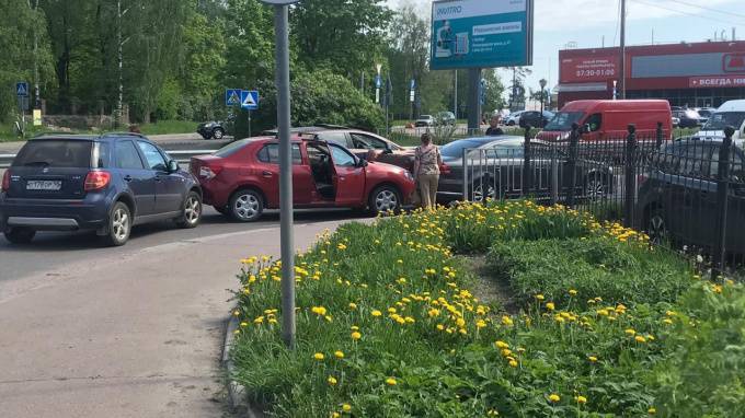 У выборгского гипермаркета "Магнит"&nbsp;столкнулись три автомобиля