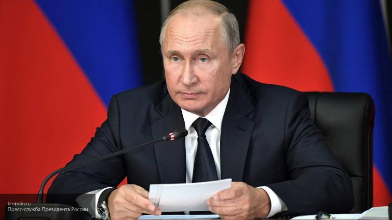 Путин заявил, что следить за ситуацией с крупными долгами по зарплате должен Минтруд