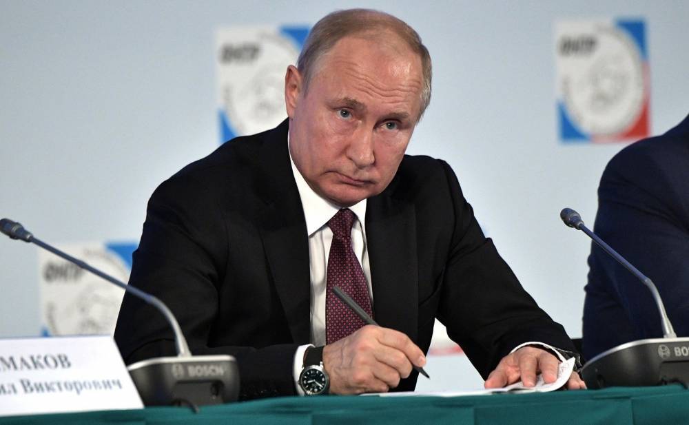 Путин обязал Минтруд внимательно и точечно работать по проблеме невыплаты зарплат