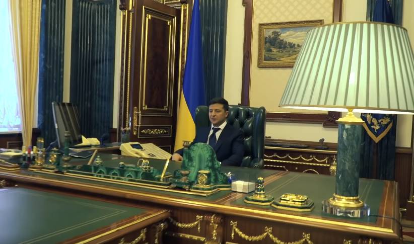 Неудобное президентское кресло Владимира Зеленского попало на видео