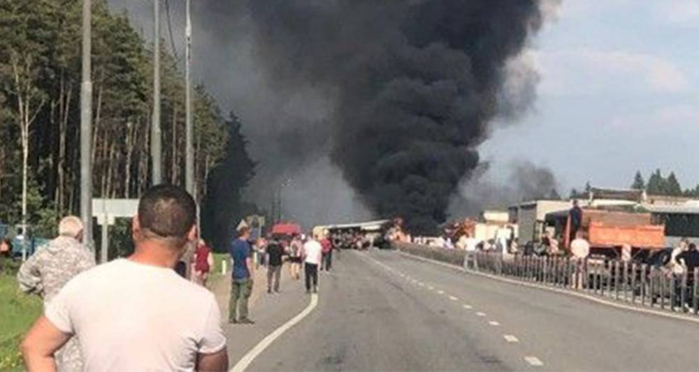 Минское шоссе перекрыто из-за опрокинувшегося грузовика