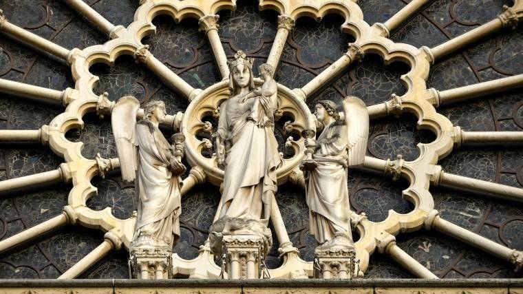 Один из&nbsp;украшавших свод Нотр-Дама ангелов обнаружен неповрежденным&nbsp;— видео