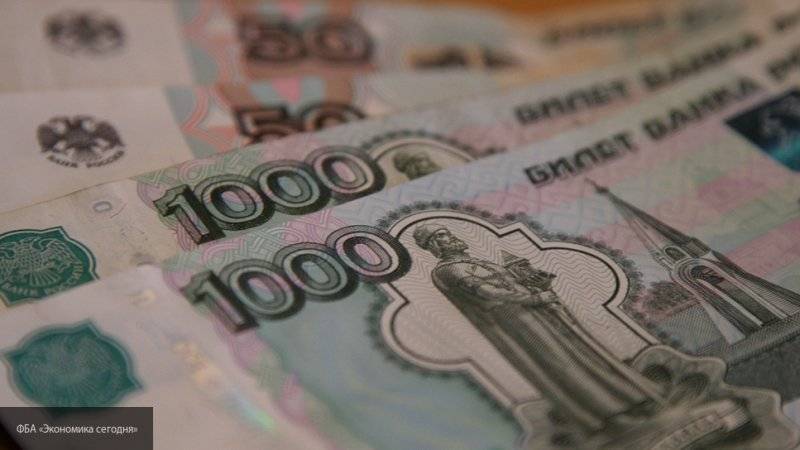 Российских работодателей начнут штрафовать за навязывание зарплатного банка