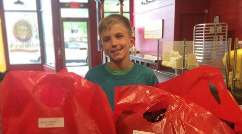 9-летний мальчик продает попкорн, чтобы отдать все деньги своему дедушке, которому нужна пересадка сердца