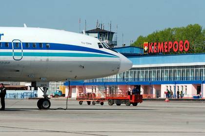 Куривших возле самолета россиян отказались пускать на борт