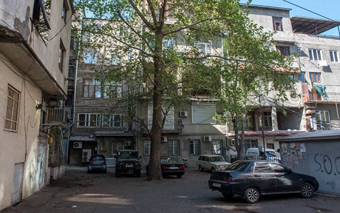 Самоубийство в Ереване: мужчина повесился во дворе своего дома