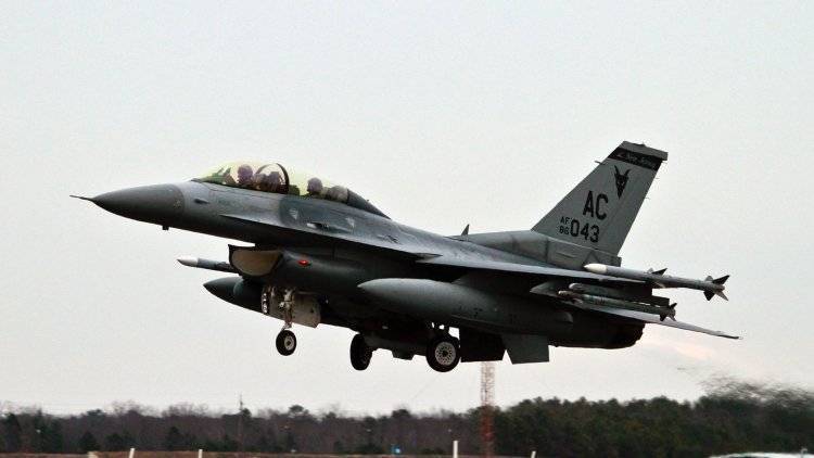 Американский истребитель F-16 перекрасили под «цифровой» камуфляж Су-57