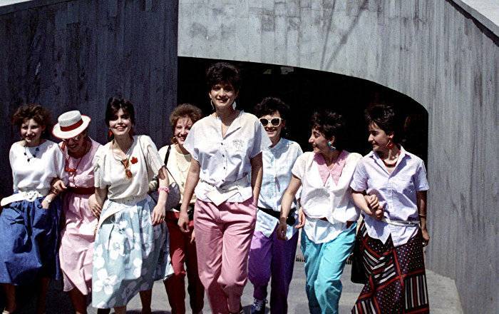 Топ-7 модных штучек 90-х: за что армянским модницам стыдно сейчас