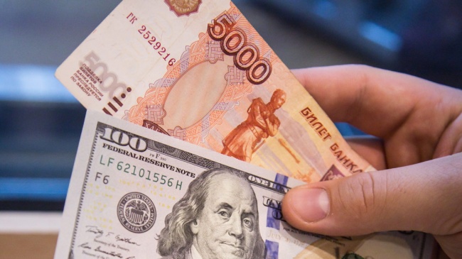 В апреле рубль укрепился к доллару на 1,9%