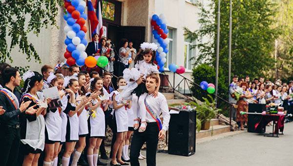 До свиданья, школа: для выпускников Крыма прозвенит последний звонок