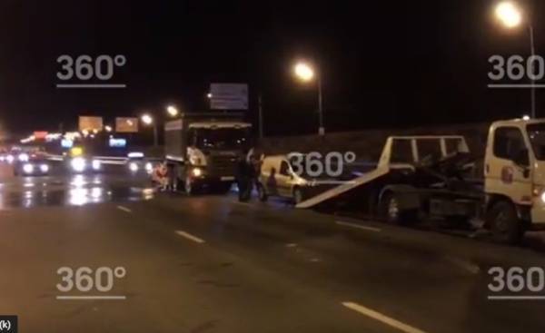 Появилось видео ДТП с участием четырех машин на западе Москвы