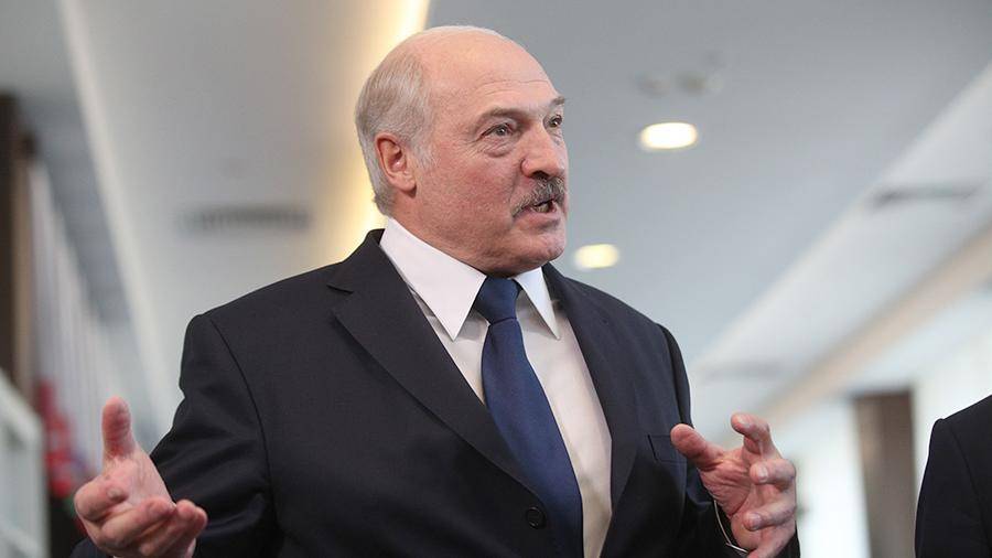 Лукашенко призвал журналистов противостоять фальсификации истории