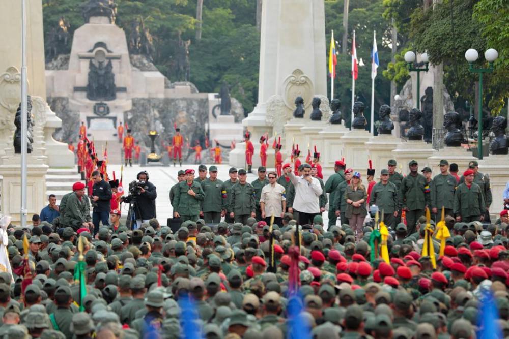 Президент Венесуэлы призвал военных готовиться к отражению вторжения США