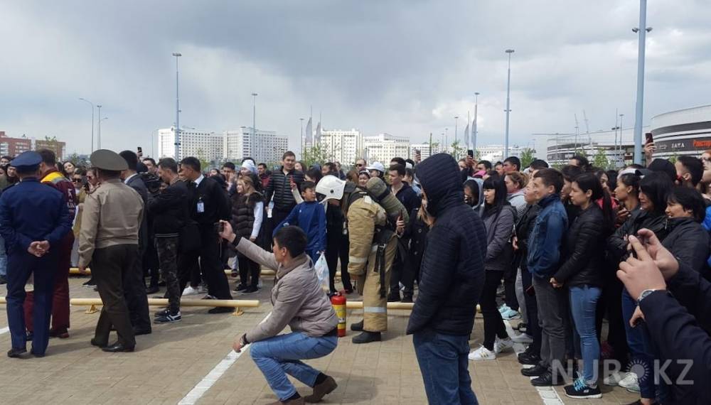 "Как в Кемерово": сотни людей эвакуировали из ТРЦ в Нур-Султане (фото)