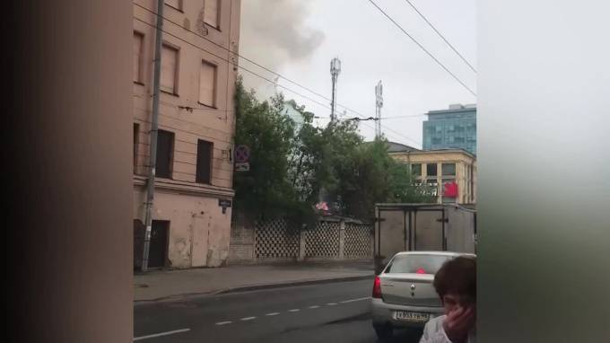 Видео: на Решетникова пожарные тушат нежилое здание