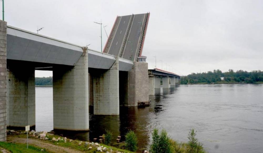 Ладожский мост на трассе «Кола» разведут для прохода судов