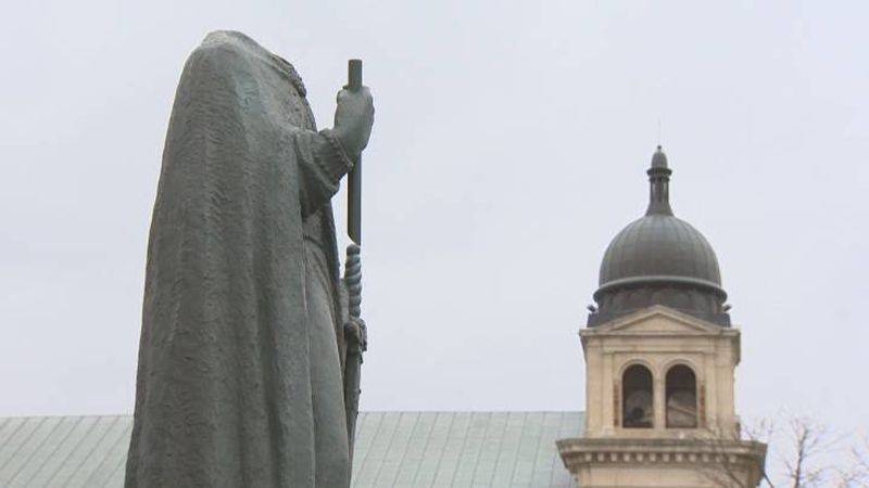 Вандалы обезглавили памятник Владимиру Великому в Канаде