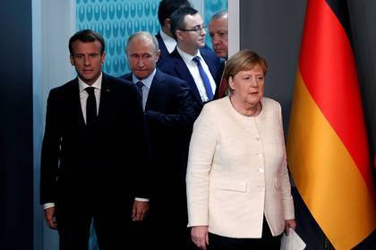 Путин обсудил с Меркель и Макроном «провальную политику Порошенко»