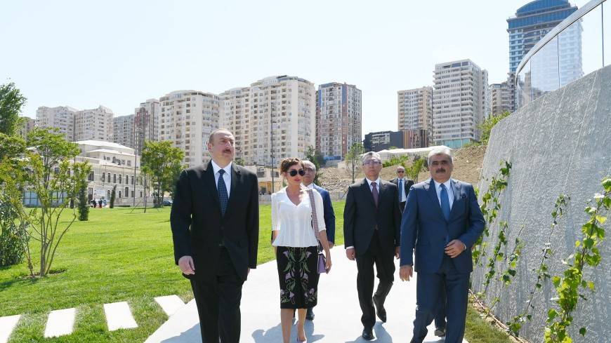 Ильхам Алиев открыл новый парк в центре Баку